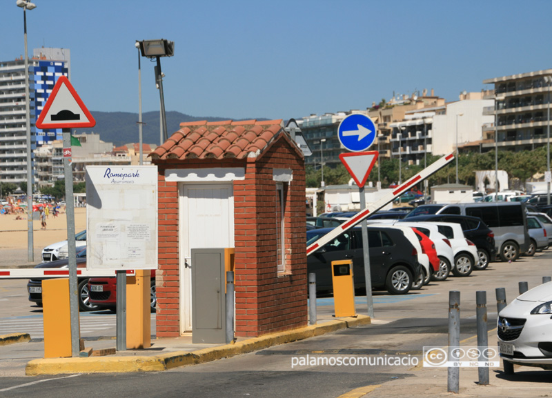 Un dels accessos a l'aparcament de la platja Gran.