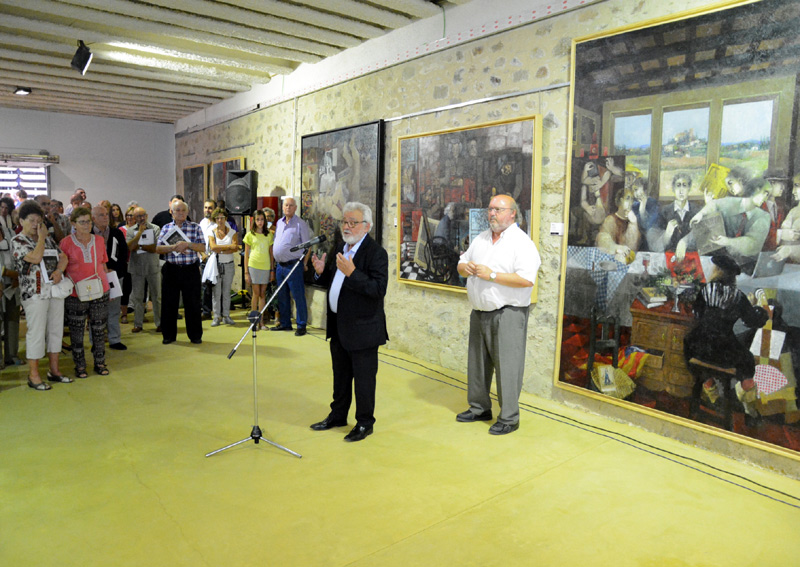 Un moment de la presentació de l'exposició d'Àlvar Suñol al castell de Calonge. (Foto: Ajuntament de Calonge).
