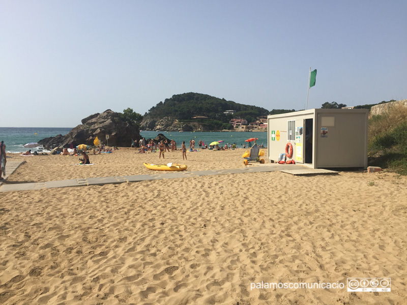 Caseta de socors de Proactiva a la platja de La Fosca.