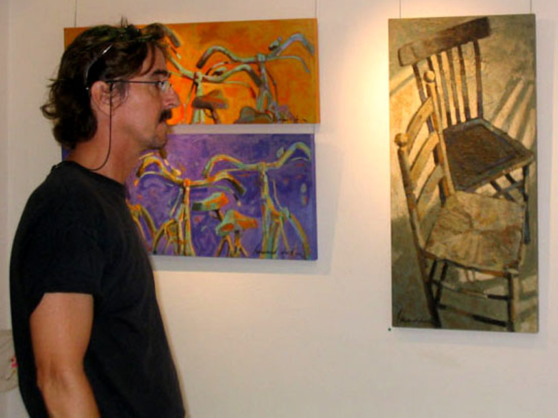 El pintor Eduard de Cabrera davant unes obres seves.