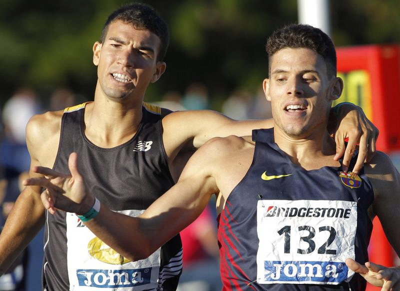 Adel Mechaal, a l'esquerra, amb el guanyador dels 1.500 metres, Marc Alcalà. (Foto: El9esportiu).