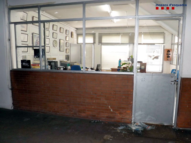 El lladre va forçar aquesta entrada per accedir al concessionari. (Foto: Mossos d'Esquadra).