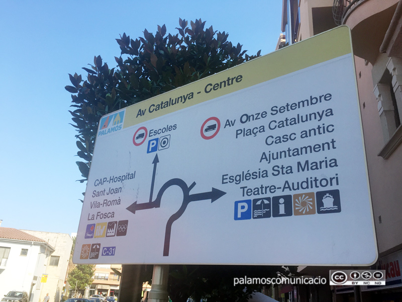 Cartell a l'avinguda de Catalunya de Palamós on el RACC hi veu excés de dades. (Foto: RACC).