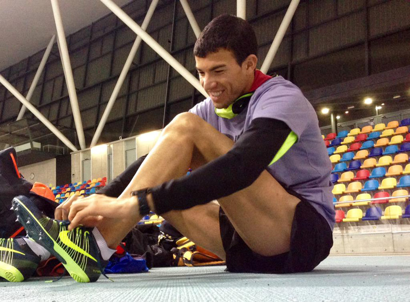 Adel Mechaal preparant-se per competir. (Foto: labolsadelcorredor).