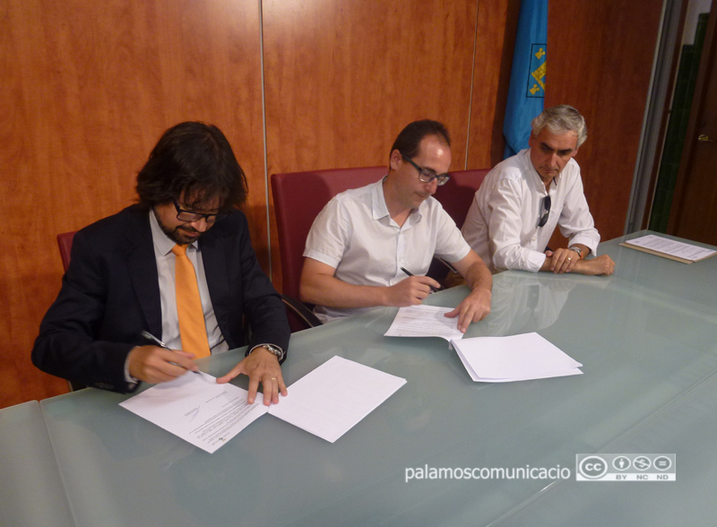 Firma del conveni Ajuntament-Ports de la Generalitat, aquest migdia. 