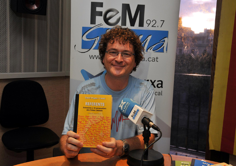 David Pagès amb el seu llibre 'Referents'. (Foto: FemGirona).