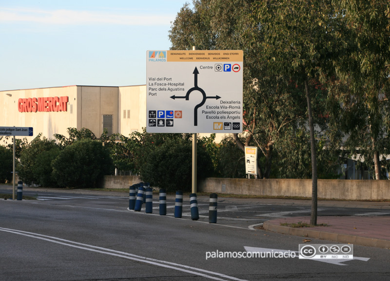 Rètol de senyalització viària a Palamós.