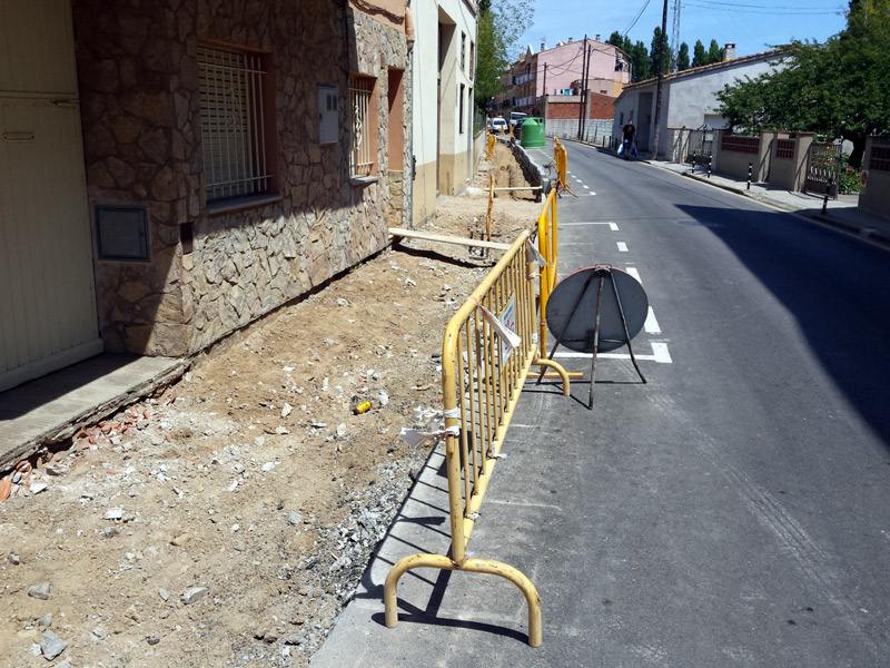 Obres a la vorera del carrer de la Riera. (Foto: Ajuntament de Palamós).