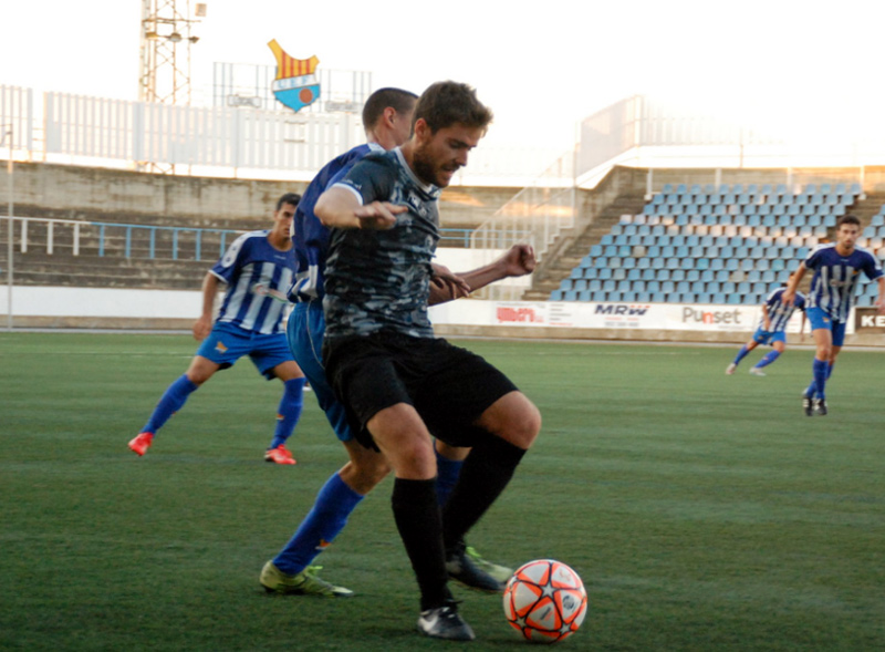 El jugador del Palamós CF, Subi, en un moment del partit d'ahir a Vilatenim. (Foto: UE Figueres).