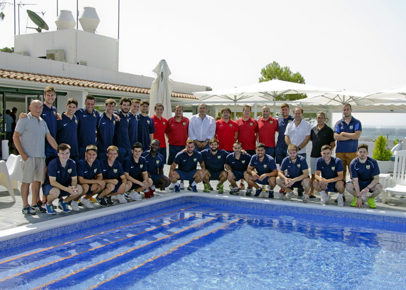 Foto oficial de la plantilla del Palamós CF al DC Beach Club. (Foto: Olga Grassot)