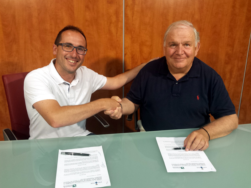 L'alcalde de Palamós, Lluís Puig, i el president del Consorci de les Gavarres, Fermí Santamaria. (Foto: Aj. de Palamós).