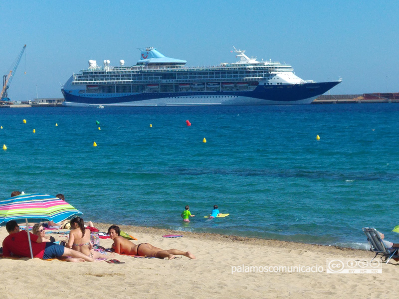 El Tui Discovery en la seva anterior escala al port de Palamós