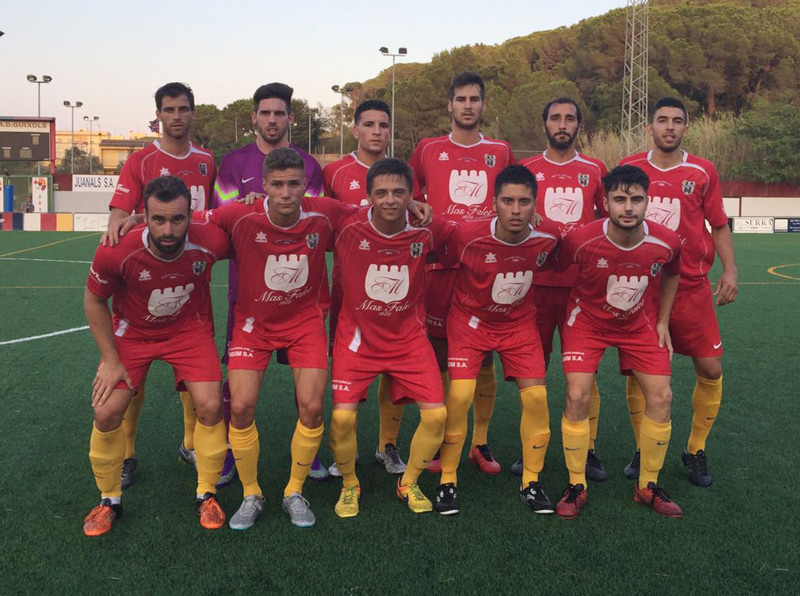 L'equip del Palamós CF que dimecres es va enfrontar a l'Aro CE. (Foto: Ramon Ribas).