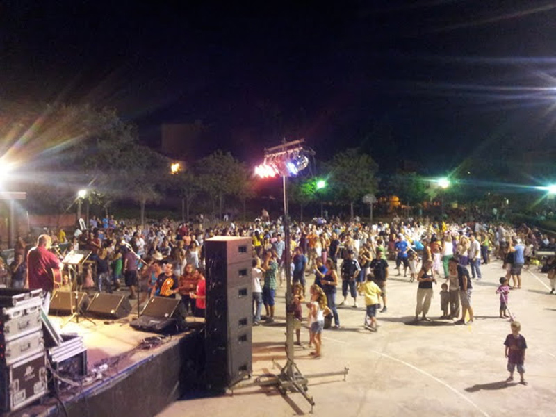 Ball a la plaça de Mossèn Gumersind, en una anterior edició de la Festa Major. (Foto: AAVV Sant Joan).
