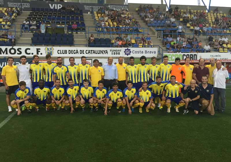 La plantilla 2016-2017 del Palamós CF es va presentar ahir davant l'afició. (Foto: Ramon Ribas).