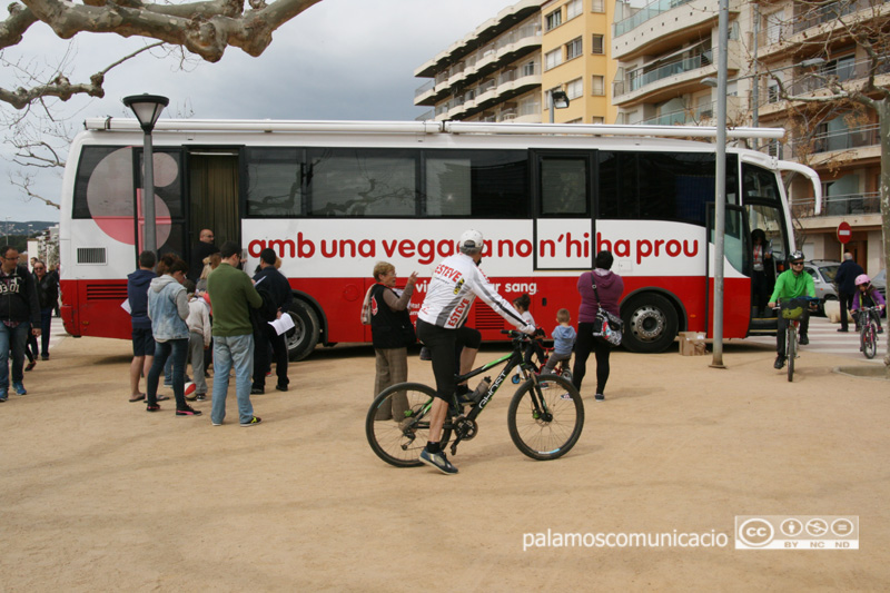Punt de donació de sang al passeig del Mar.