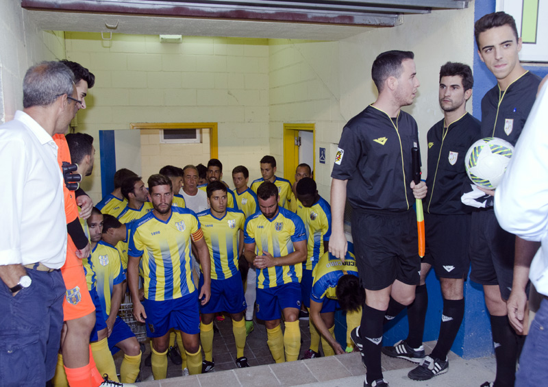 Els jugadors del Palamós CF, a punt de saltar al camp en el partit contra la UE Llagostera, diumenge passat. (Foto: Olga Grassot).