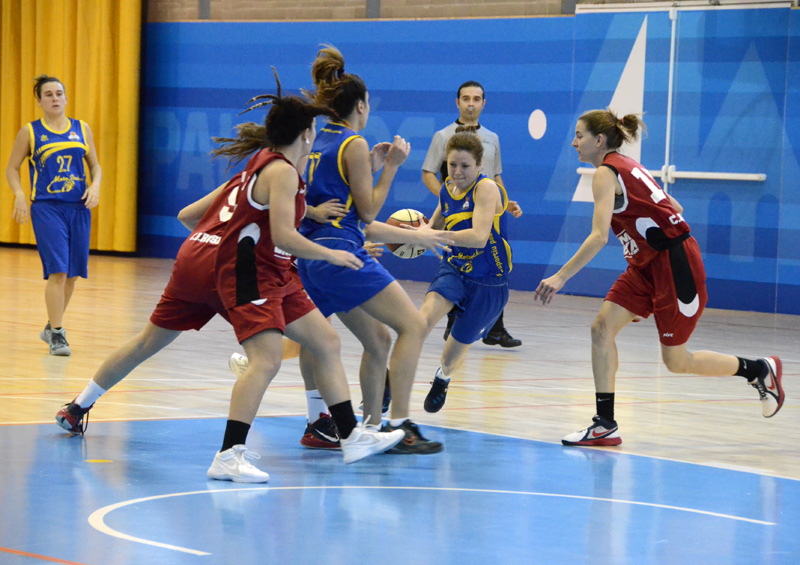 El sènior femení A del CE Palamós, en un partit de la temporada passada. (Foto: Olga Grassot).