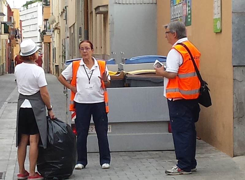 Els agents cívics a l'illa de contenidors del carrer d'Adrià Àlvarez. (Foto: Ajuntament de Palamós).