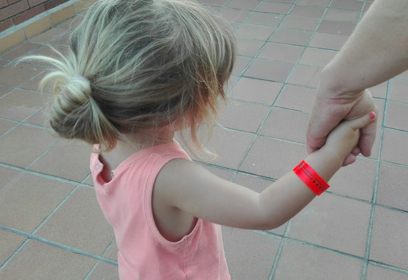 Les polseres faciliten poder localitzar infants extraviats. (Foto: Protecció Civil Generalitat).