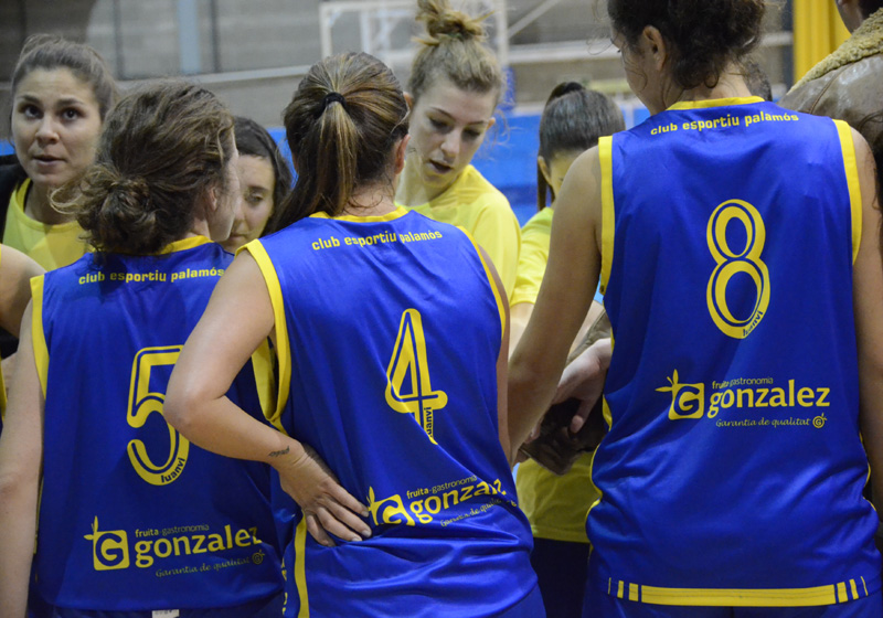Imatge d'arxiu del sènior femení A del CE Palamós, la temporada passada. (Foto: Olga Grassot).