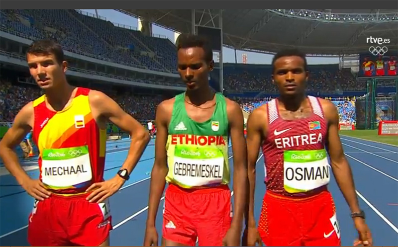 Adel Mechaal, a l'esquerra, moments abans de la sortida de la segona semifinal dels 5.000 metres. (Imatge: RTVE).