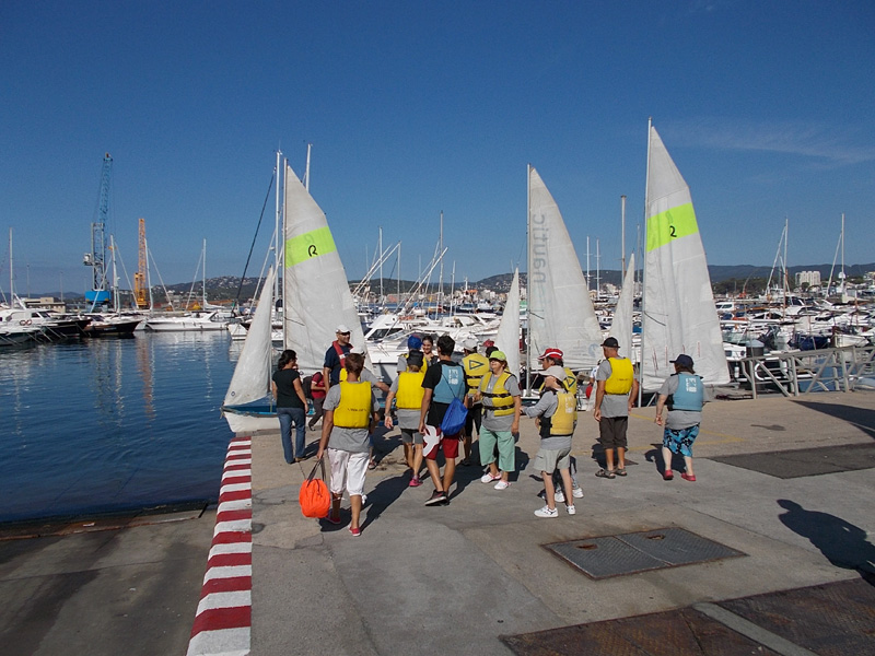 Usuaris del casal d'estiu de Vimar abans de navegar en el curs de vela. (Foto: Vimar).