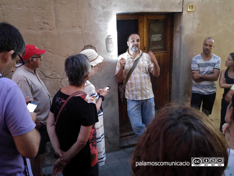 Un moment de la primera visita guiada de les bruixes, dissabte passat.