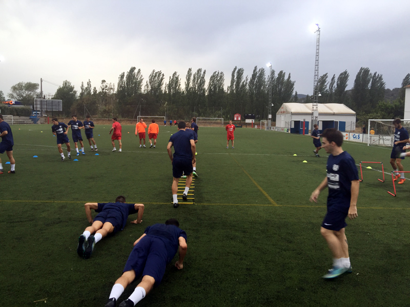 Una sessió d'entrenament del Palamós CF, aquesta setmana. (Foto: Ramon Ribas).