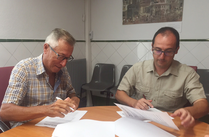 Firma del conveni entre el president de Creu Roja Palamós, Ernest Pi, i l'alcalde Lluís Puig. (Foto: Creu Roja Palamós).