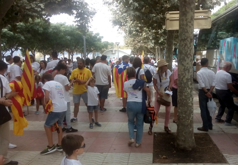 Palamosins pujant als autocars per anar a un acte de la Diada, en una imatge d'arxiu. (Foto: Toni Cerdà).