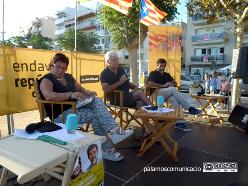 Els ponents en un moment de l'acte d'ahir al passeig.