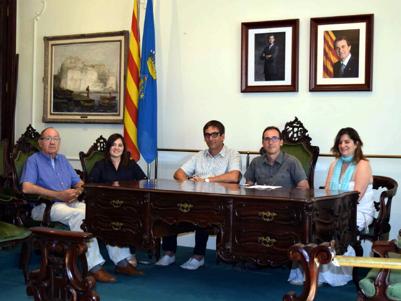 Les autoritats i els guanyadors de la Beca Cooperativa La Equitativa 2015. (Foto: Ajuntament de Palamós).