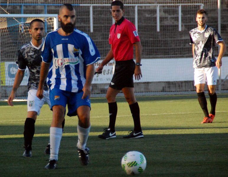 L'ex-jugador del Palamós ÇF, Javi Revert, en primer terme, ahir a Vilatenim. (Foto:uefigueres.cat).