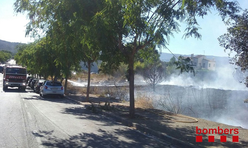 El solar que ha quedat afectat pel foc, a tocar del carrer de Mascarell. (Foto: Bombers de la Generalitat).