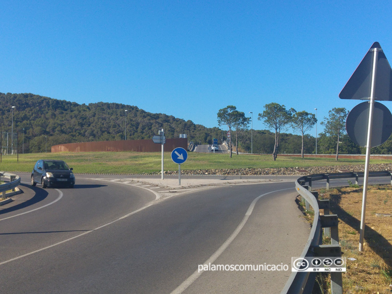 Rotonda que hi ha sortint de l'autovia C-31 i on s'hissarà una estelada la Diada de l'11 de setembre.