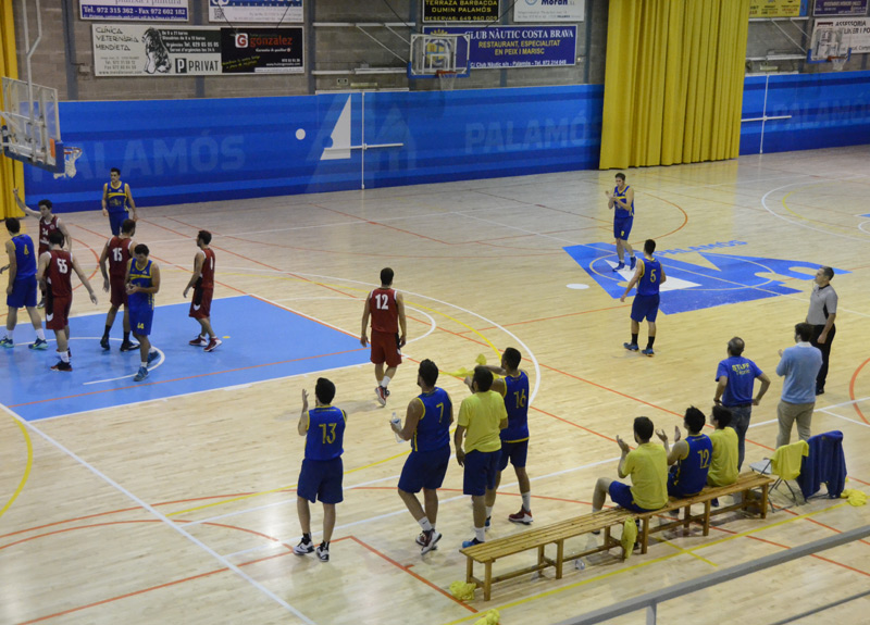 Un partit de la temporada passada del sènior masculí A del CE Palamós. (Foto: Olga Grassot).