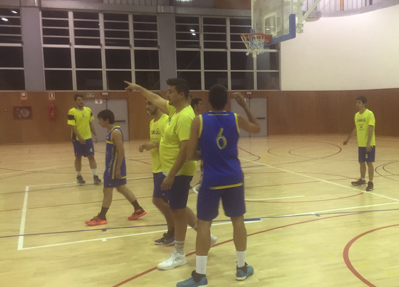 Escalfament dels jugadors del Multiserveis-CE Palamós, divendres a Quart. (Foto: CE Palamós).