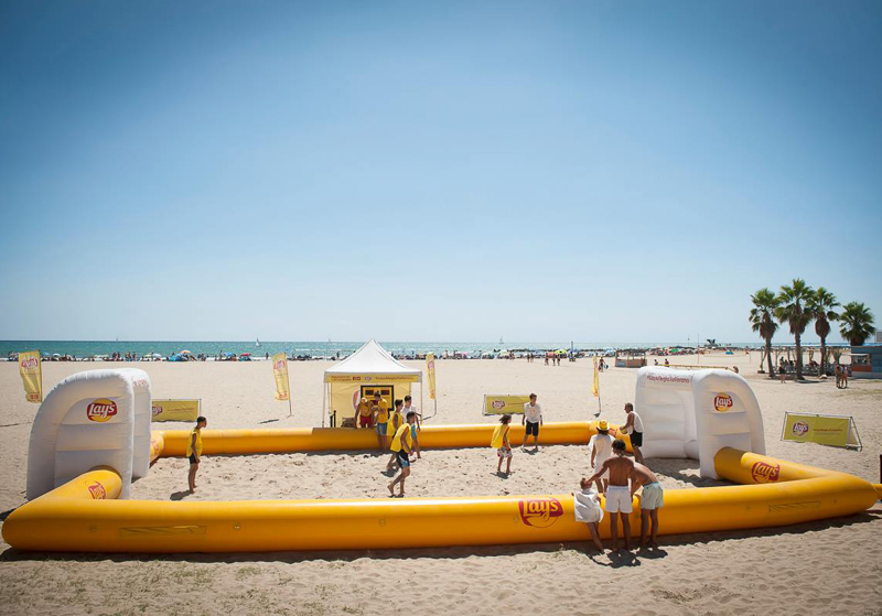 La caravana publicitària munta un camp de futbol inflable a la platja. (Foto: Lays Espanya).