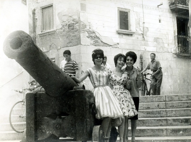 Unes joves al carrer del Canó en una fotografia antiga de Dolors Barrera.
