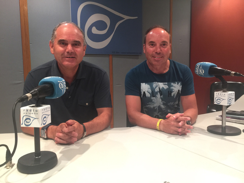 Paco Avilés i Carles Vilanova, del Club Futbol Sala Palamós, als estudis de Ràdio Palamós.