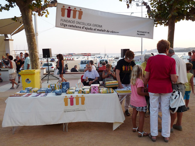 Una imatge d'arxiu de la botifarrada solidària al passeig del Mar. (Foto: Oncolliga).