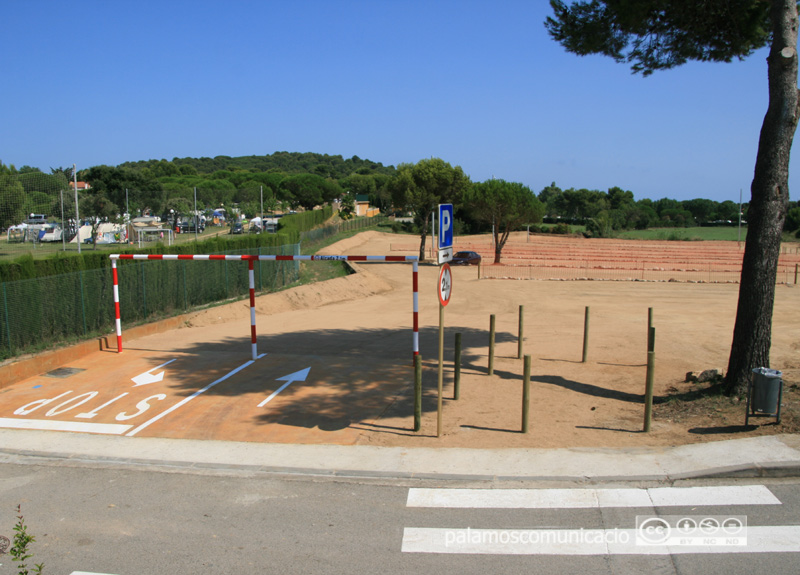 Aparcament entre el vial del Port i el camí de Roqueta.