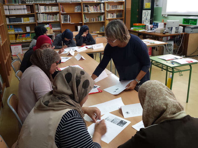 Classes de català a persones nouvingudes. (Foto: Ajuntament de Palamós).