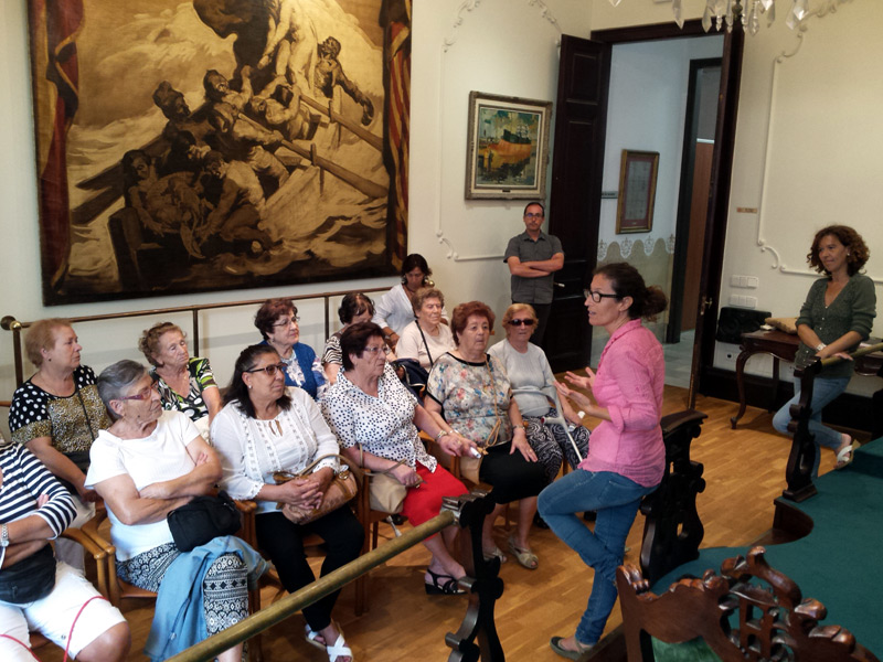 Representants de l'Associació Lúdica del Mas Guàrdies al Consistori. (Foto: Ajuntament de Palamós).