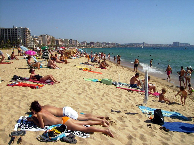 Foto de la platja de Sant Antoni durant la temporada d'estiu. (Foto: holidaycheck).