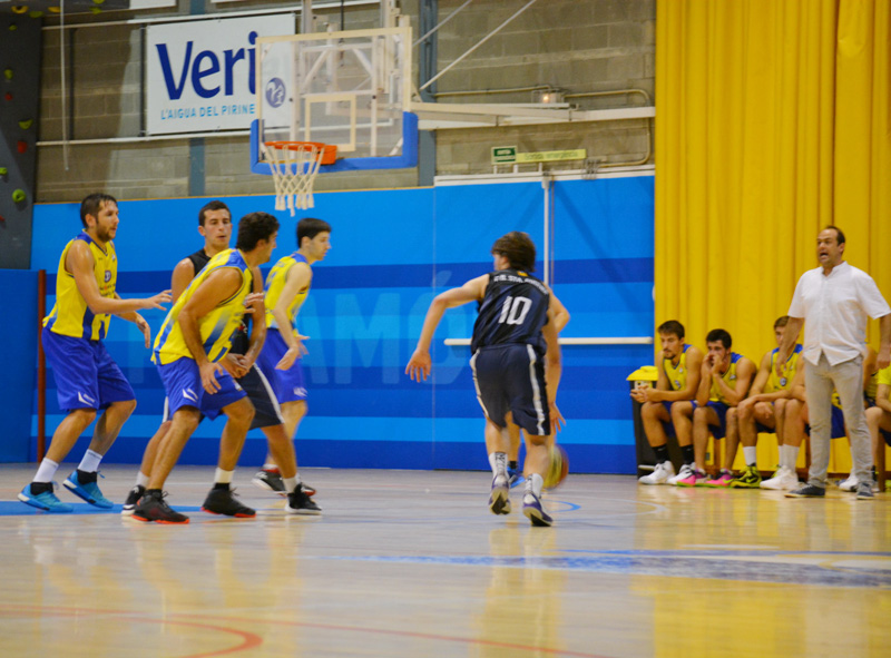 Sáez, dret davant la banqueta, donant ordres als seus jugadors durant un partit. (Foto: Xavier Saguer).