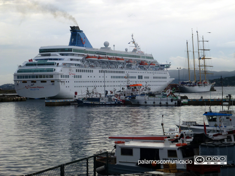 Els dos creuers, aquest matí al port de Palamós.