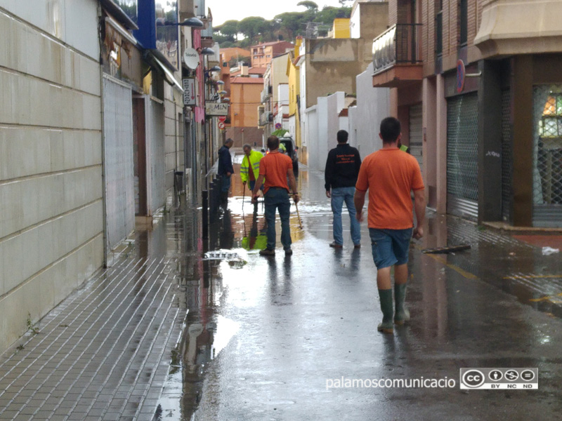 Treballadors de la brigada municipal, aquest matí al carrer d'Emili Joan.