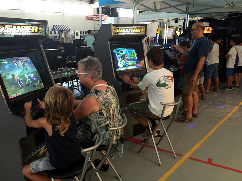 El museu retro, amb les clàssiques màquines recreatives Arcade, ha estat un dels atractius de la Lan Party 2016. (Foto: Punt Jove Palamós).